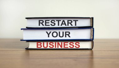 Güzel ahşap masada 