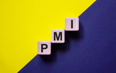 Üzerinde 'PMI' yazan tahta küplerin basamakları mavi ve sarı arka planda, kopyalama alanı. İş konsepti.