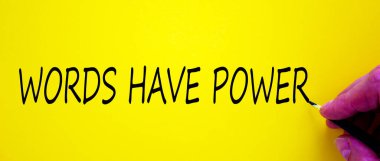 Sarı arka planda izole edilmiş el yazısı 'kelimelerin gücü vardır'. İş konsepti.