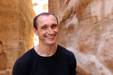 Ürdün, Petra 'da bir yolculuk sırasında gülümseyen Avrupalı turist.