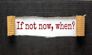 Yırtık siyah kağıdın arkasında 