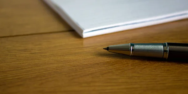 Білий Блокнот Ручка Дерев Яному Столі Концепція Бізнесу — стокове фото