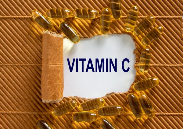 Vitamini Yırtık Kahverengi Kağıdın Arkasında Beliriyor Sarı Haplar Kavram Güzel — Stok fotoğraf