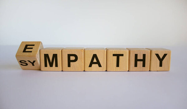 Превратился в куб и изменил слово "сочувствие" на "сочувствие". Красивый белый фон. Копирование пространства.