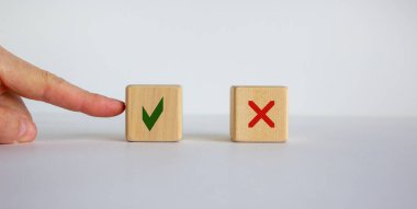 Tarafsız arka planda evet ve hayır işaretleri olan iki küp arasında seçim yapmak. İş konsepti, kopyalama alanı.