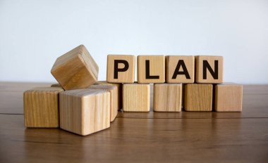 Güzel ahşap bir masadaki küplere 