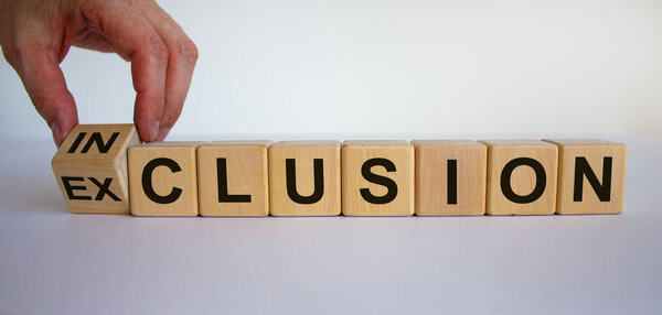 Символ для лучшего включения. Рука поворачивает куб и меняет слово исключение на включение. Красивый синий фон. Бизнес-концепция, пространство для копирования.