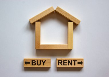 Tahta bloklar, minyatür evin yanında 