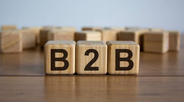 Güzel ahşap bir masanın üzerindeki küplerde 