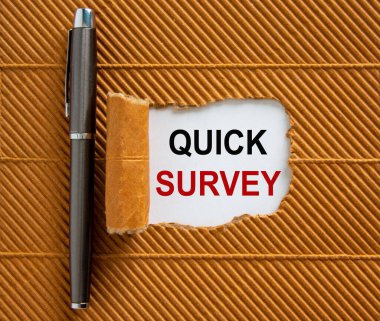 Yırtık kahverengi kağıdın arkasında 