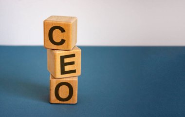 Güzel mavi bir arka planda küplerin üzerinde 