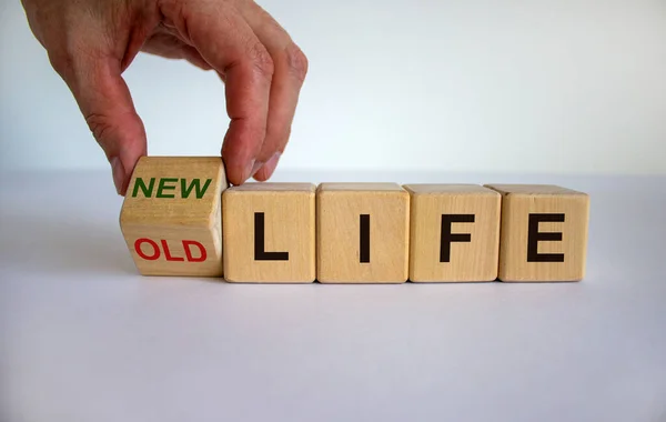 Mão Está Transformando Cubo Muda Palavras Velha Vida Para Nova — Fotografia de Stock