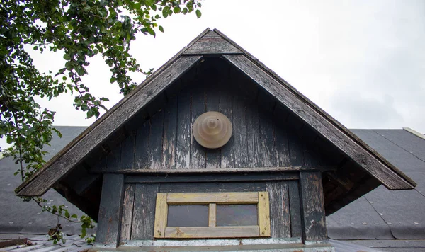 Kırsal kesimlerdeki tahta ve kütüklerden yapılmış eski bir binanın çatısında, gökyüzüne yakın çekim..