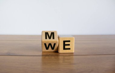 Genişletilmiş ahşap küp 'ben' ya da 'biz' kelimelerini güzel ahşap masa, beyaz arkaplan, kopyalama alanı.