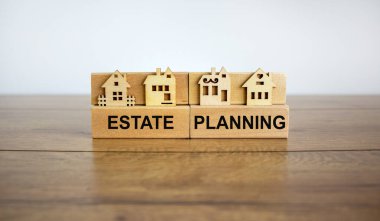 Tahta bloklar, 'mülk planlama', minyatür ev, ahşap masa kelimelerini oluşturur. Güzel beyaz arka plan, kopyalama alanı. İş konsepti.