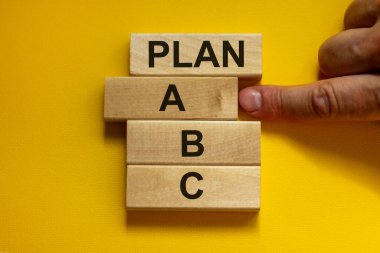 Plan A zamanı. Tahta bloklar sarı arka planda 