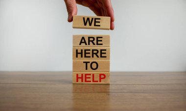 Başarı temeli konsepti. Erkekler ahşap kütüklerin üzerine ahşap bloklar koyarlar. 