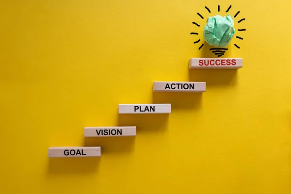 ビジネスコンセプトの成長成功プロセス 黄色の背景にステップ階段として積層木ブロック コピースペース ゴール ビジョン という言葉 アイデア 野心の概念的なイメージ — ストック写真