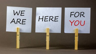 Tahta mandallar ve beyaz kağıtlar. 