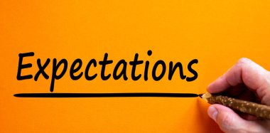 El yazısı 'beklentiler', güzel turuncu arka planda izole edilmiş. İş konsepti, kopyalama alanı.