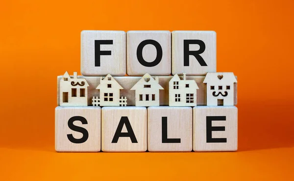 Wooden Cubes Form Words Sale Miniature House Beautiful Orange Background — Stock Photo, Image