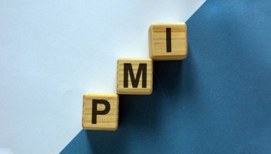 Üzerinde 'PMI' yazan tahta küplerin basamakları mavi ve beyaz arka planda, kopyalama alanı gibi. İş konsepti.