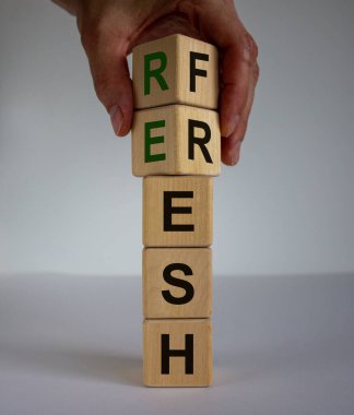 Güzel bir ahşap masadaki küplere 