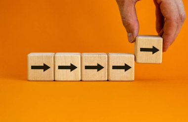 İş adamı ilk tahta küpü, pek çok takipçisi, liderlik konsepti ya da nüfuz pazarlaması olan bir lider olarak hareket ettirecek. Güzel turuncu arka plan. İş konsepti. Boşluğu kopyala.