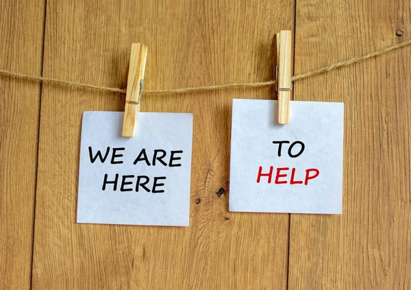 Tahta mandallar ve beyaz kağıtlar. 