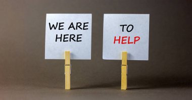 Tahta mandallar ve beyaz kağıtlar. 