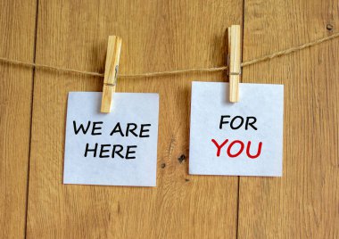 Tahta mandallar ve beyaz kağıtlar. 