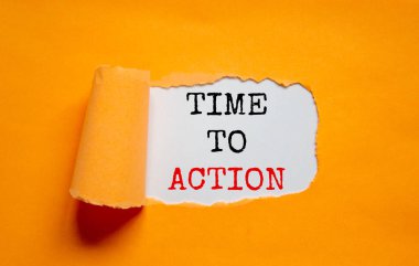 Yırtık turuncu kağıdın arkasında görünen 