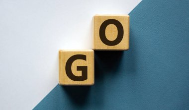 Motivasyonun kavramsal görüntüsü. Tahta küplerde 