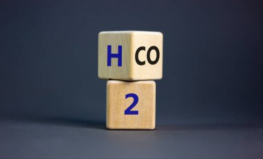 Yakıt hücresi araçlarına geçin. Bir küp çevirin ve CO2 ifadesini H2 'ye çevirin. Güzel gri arkaplan. Ekolojik kavram.