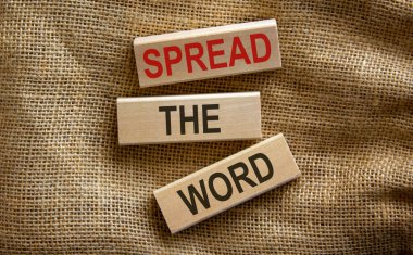 Kavramsal metin, ahşap bloklara güzel bir tuval arka planında 'kelimeyi yayar'. İş konsepti.