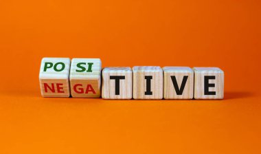 Küplere dönüştü ve 'pozitif' ifadesini 'negatif' olarak değiştirdi. Güzel turuncu arka plan. Tıbbi konsept. Boşluğu kopyala.