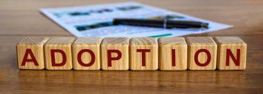 Güzel bir ahşap masa, kalem ve belgelerde 