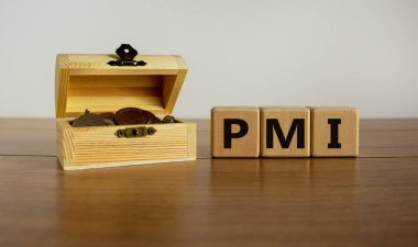 'PMI' - 'Satın Alma Yöneticileri Endeksi' sözcüğünü güzel ahşap bir masanın küplerinde, içinde avro banknotları olan küçük bir sandıkta. Güzel arkaplan.