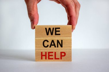 Erkek el, bir bloğun tepesine 