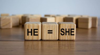 Cinsiyet eşitliği kavramı. Beyaz arka planda, tahta küplerde, güzel ahşap masada eşit. Boşluğu kopyala.