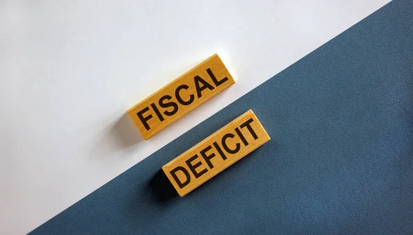 Conceito Palavras Déficit Fiscal Blocos Madeira Sobre Belo Fundo Branco — Fotografia de Stock