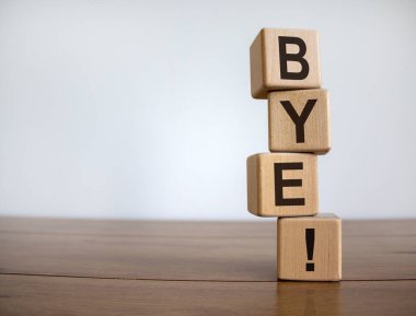 Ahşap bloklar. Tabelayı heceleyen. Güle güle. Güzel ahşap bir masadaki küplere 