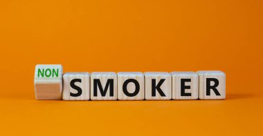 Küpü çevirdim ve 'sigara içen' ifadesini 'sigara içmeyen' olarak değiştirdim. Güzel turuncu arka plan. Sigara içmeyi bırak. Boşluğu kopyala.