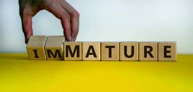 El küpü çevirir ve 