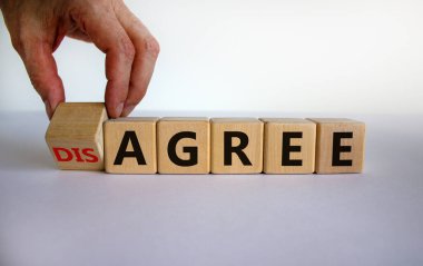 El bir küpü döndürür ve 'katılmıyorum' ifadesini 'kabul ediyorum' a çevirir. Güzel beyaz arka plan. İş konsepti, kopyalama alanı.