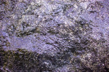 Parlatılmamış granit yüzey. Ilık güneş ışığı. Güzel arka plan. Resmi kavra.