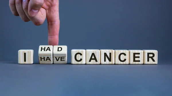 成功した癌治療のためのシンボル 手はキューブを回転させ 私は癌を持っている という表現を 私は癌を持っていた に変えます 美しい灰色の背景 コピースペース 医学的概念 — ストック写真