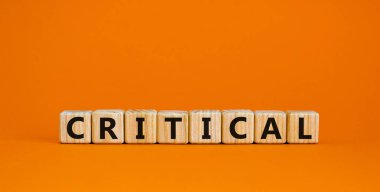 Güzel turuncu arkaplandaki küplerde 