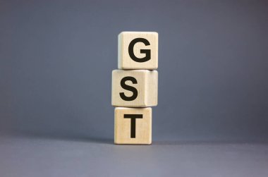 Güzel gri arkaplandaki küplere 'GST, mal ve hizmet vergisi' kavramını kabul et. İş konsepti. Boşluğu kopyala.