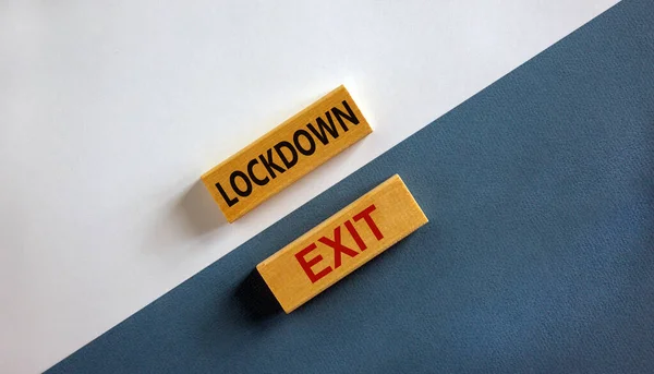 Lockdown Exit Ord Träblock Affärsidé Och Covid Pandemikoncept Vacker Vit — Stockfoto